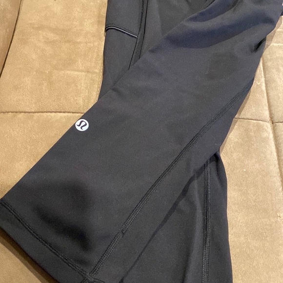Lululemon cropped leggings with pockets. Size 4. Black - Picture 4 of 4